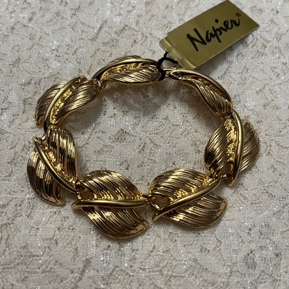 Napier/NWT vintage gold feathered leaf link bracelet, 7” long